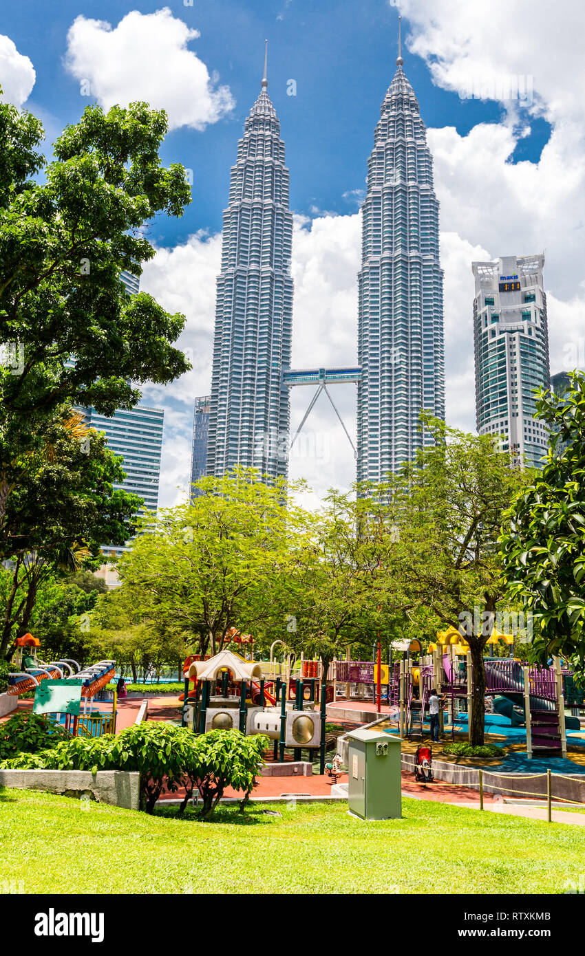 Petronas Towers da KLCC Park, Kuala Lumpur, Malesia. Foto Stock