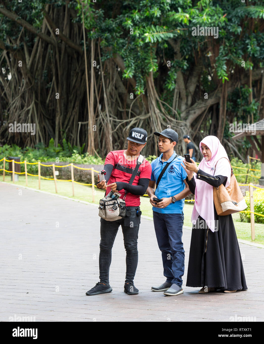 Giovani malesi di scattare una foto, KLCC Park, Kuala Lumpur, Malesia. Foto Stock