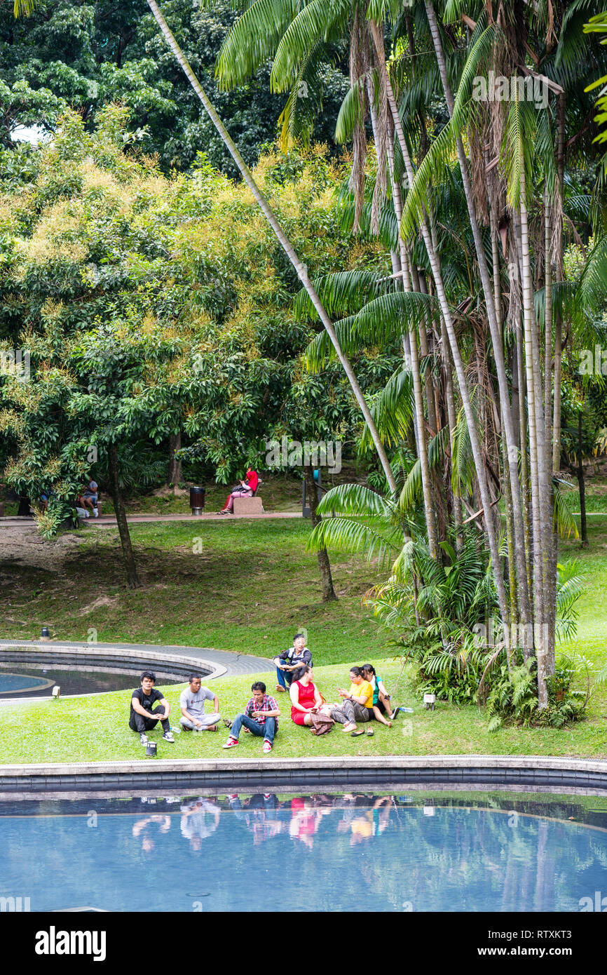 Malesi rilassante nel Parco KLCC, Kuala Lumpur, Malesia. Foto Stock
