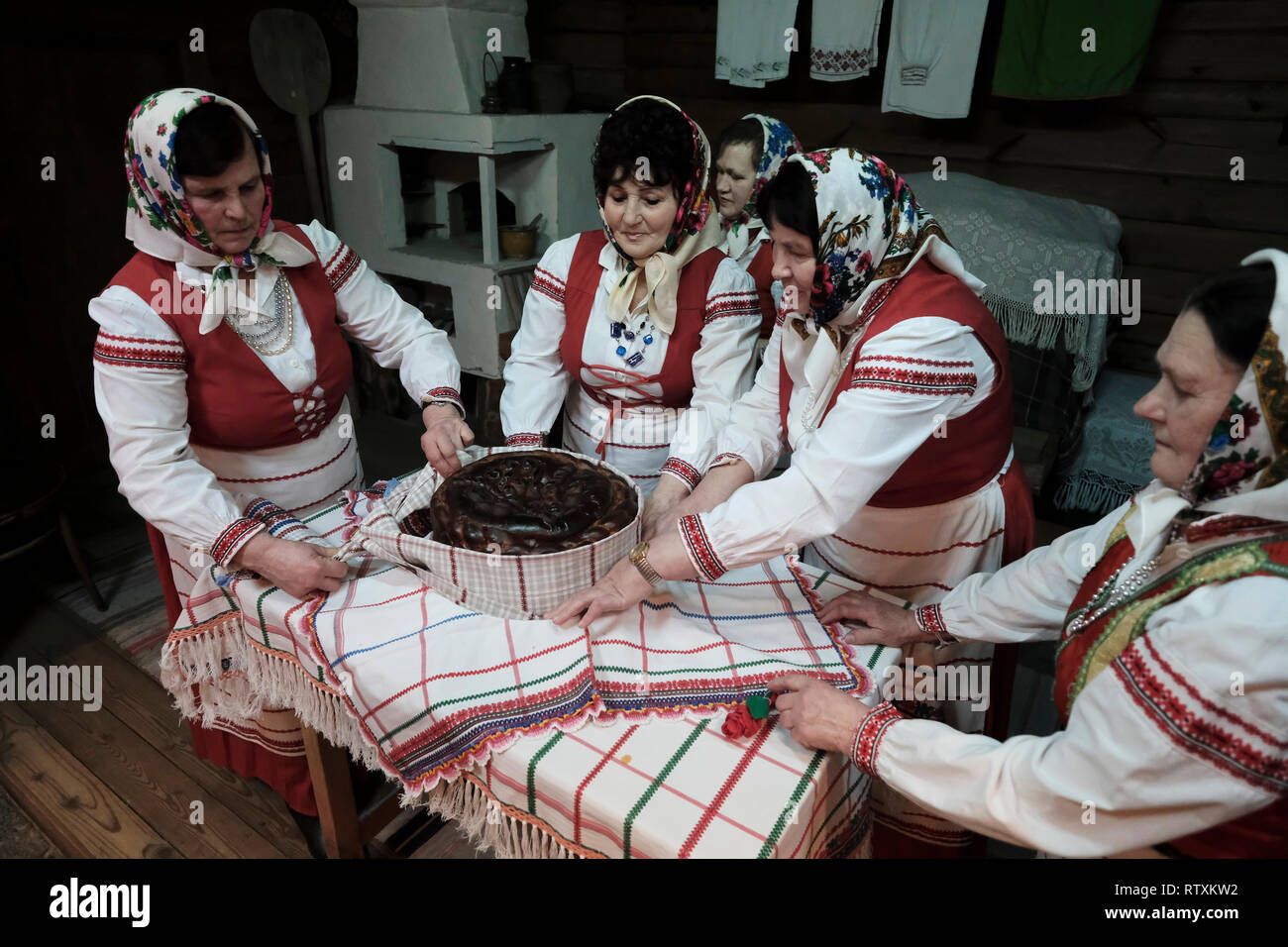 Donne bielorusse in abiti tradizionali che preparano il pane di segale durante una rievocazione di un tradizionale matrimonio bielorusso all'interno del Museo delle Arti Folcloristiche Motal di Motol o Motal, una cittadina di Ivanava Raion della regione di Brest Foto Stock