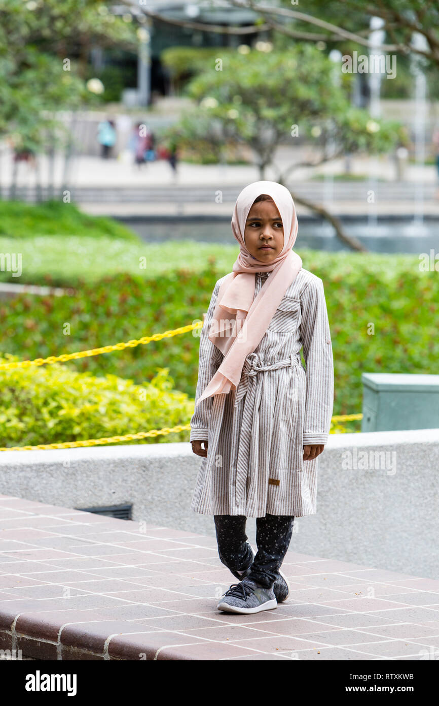 Piccola ragazza malese che posano per una sua foto, KLCC Park, Kuala Lumpur, Malesia. Foto Stock