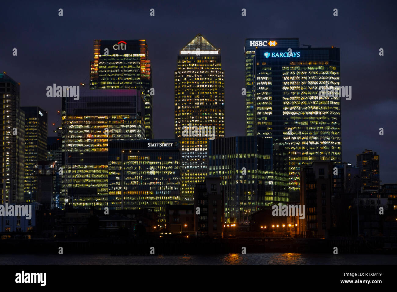 Canary Wharf con Barclays, HSBC, State Street e il citi il quartier generale a notte nei Docklands il quartiere finanziario di Londra Foto Stock