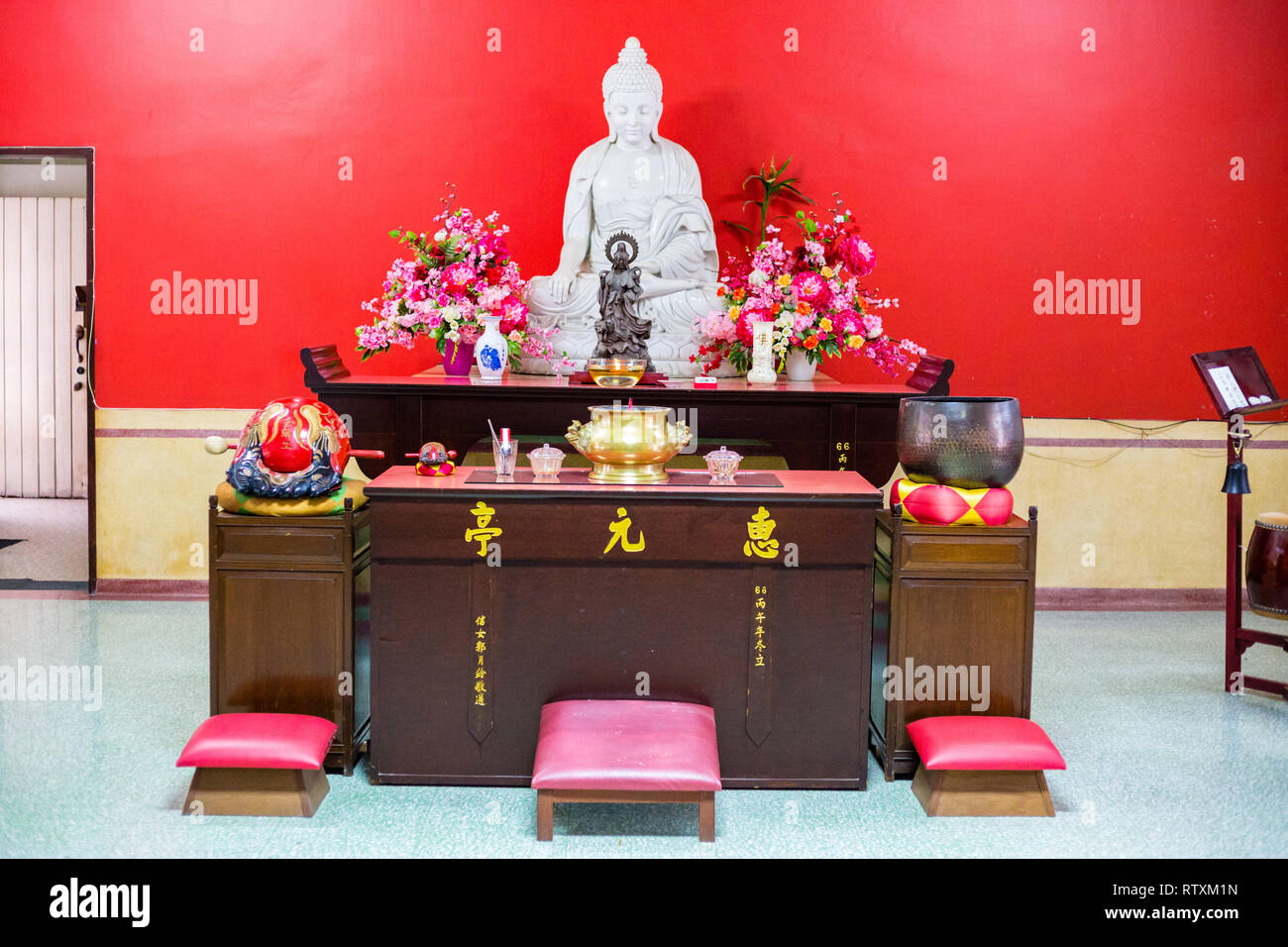 Ngon Wul cinese di stagno tempio Buddista altare, Kuala Lumpur, Malesia. Foto Stock