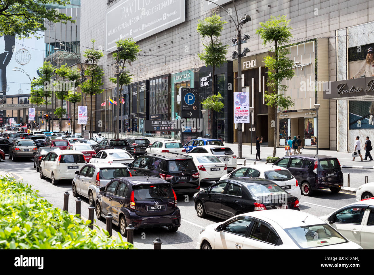Domenica pomeriggio il traffico su Jalan Bukit Bintang, Pavilion Mall sulla destra. Kuala Lumpur, Malesia. Foto Stock