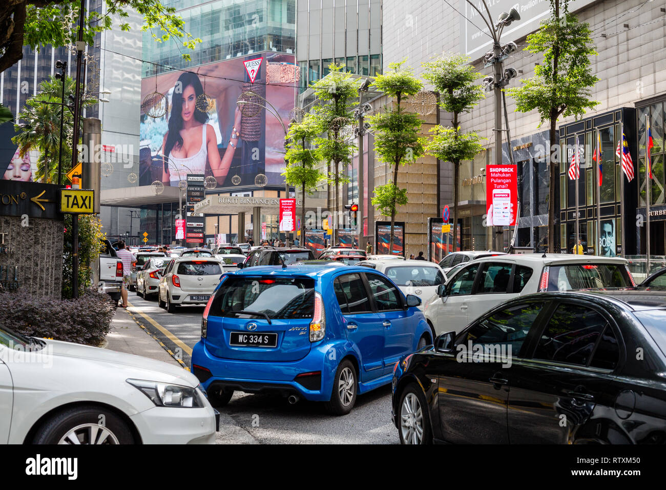 Domenica pomeriggio il traffico su Jalan Bukit Bintang, Pavilion Mall sulla destra. Kuala Lumpur, Malesia. Foto Stock