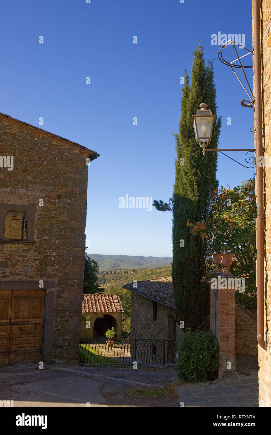 La piazza principale, Piazza della Torre, in Volpaia, Toscana, Italia Foto Stock