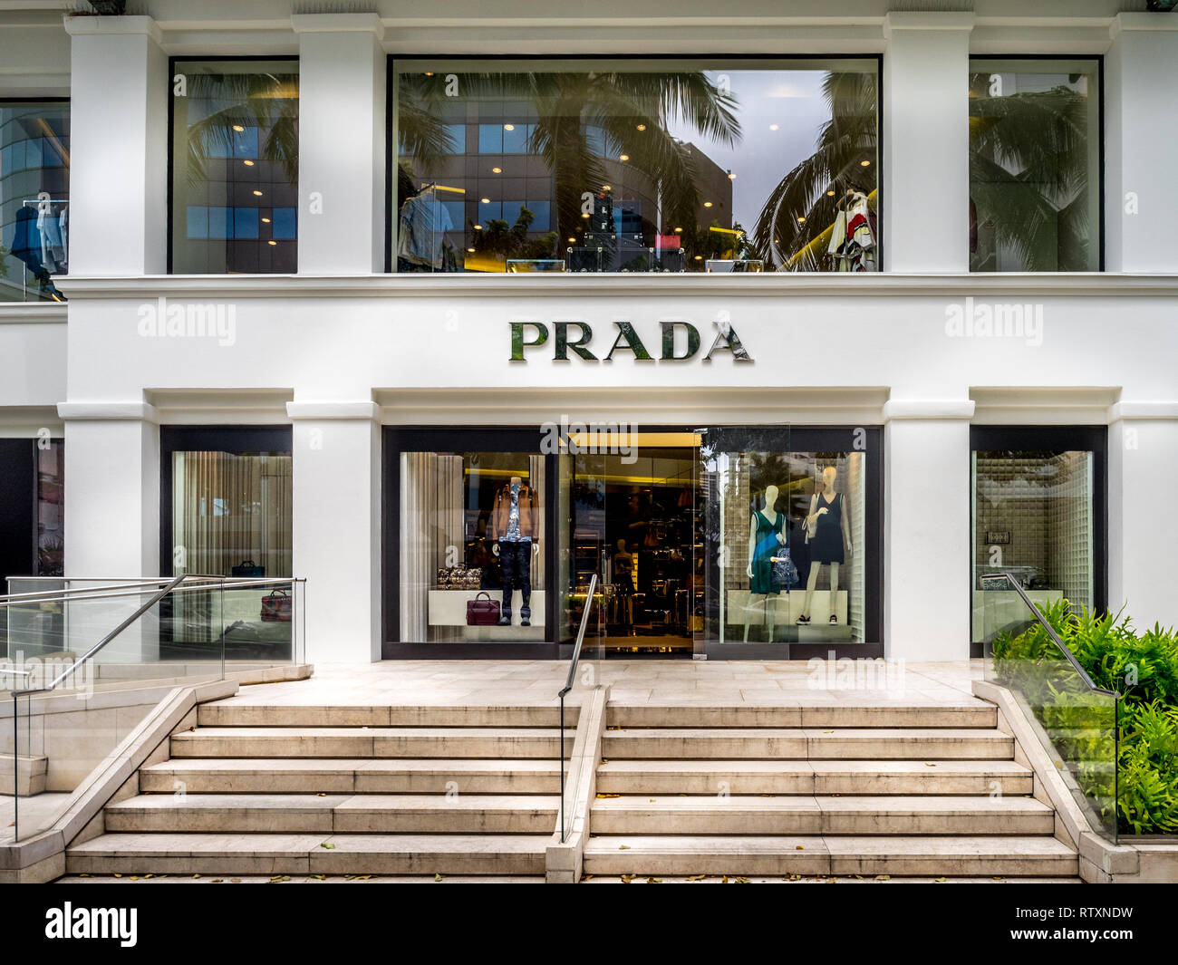 Prada store il 29 aprile 2014 su Kalakaua Avenue in Waikiki Hawaii. Kalakaua Avenue è il preferito di lusso striscia dello shopping per i turisti in visita Hawai Foto Stock