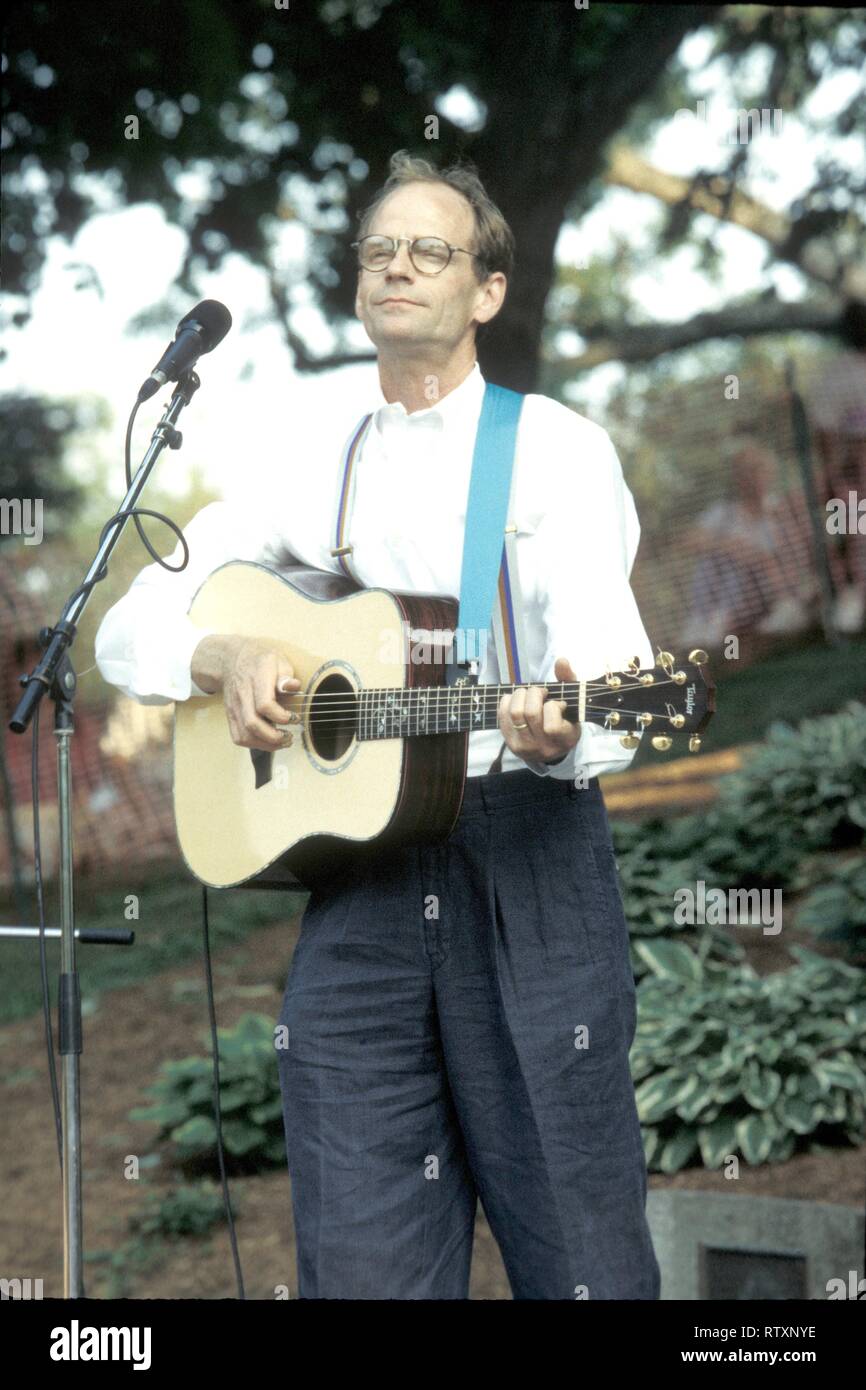 Cantante, compositore e chitarrista Livingston Taylor è mostrato esibirsi sul palco durante 'live' aspetto di concerto. Foto Stock