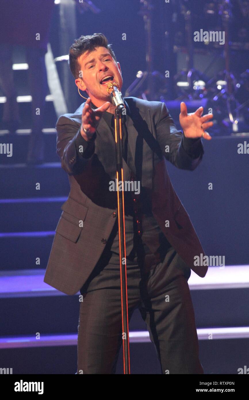 Cantante, compositore e attore Robin Thicke è mostrato esibirsi sul palco durante un 'live' aspetto di concerto. Foto Stock