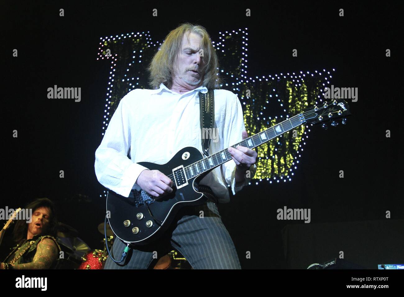 Il chitarrista Scott Gorham hard rock band Thin Lizzy è mostrato esibirsi sul palco durante un 'live' aspetto di concerto. Foto Stock