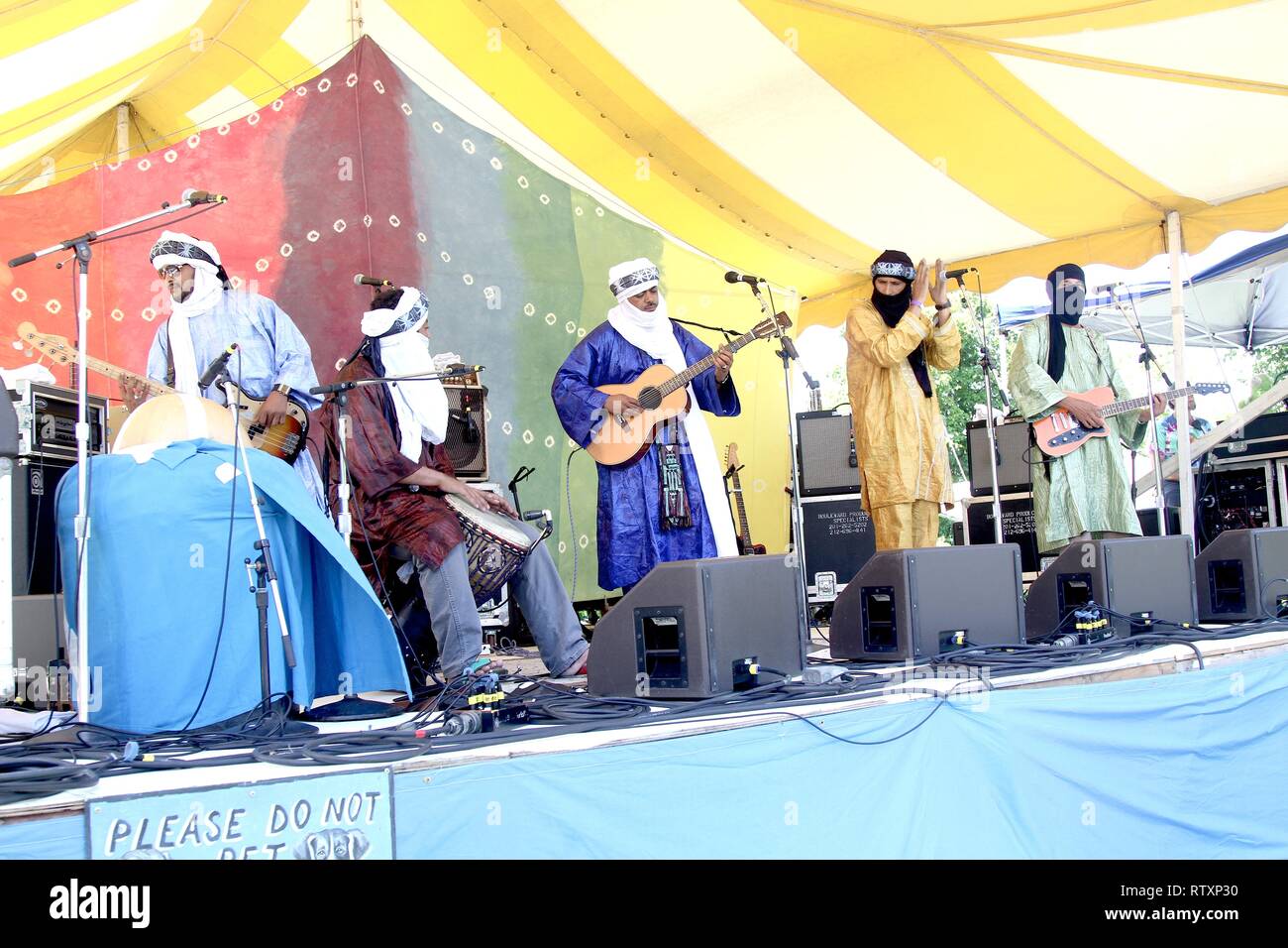 Tinariwen, una band di musicisti Tuareg-Berber dal deserto del Sahara regione del nord Mali, sono mostrati esibirsi sul palco durante un 'live' aspetto di concerto. Foto Stock