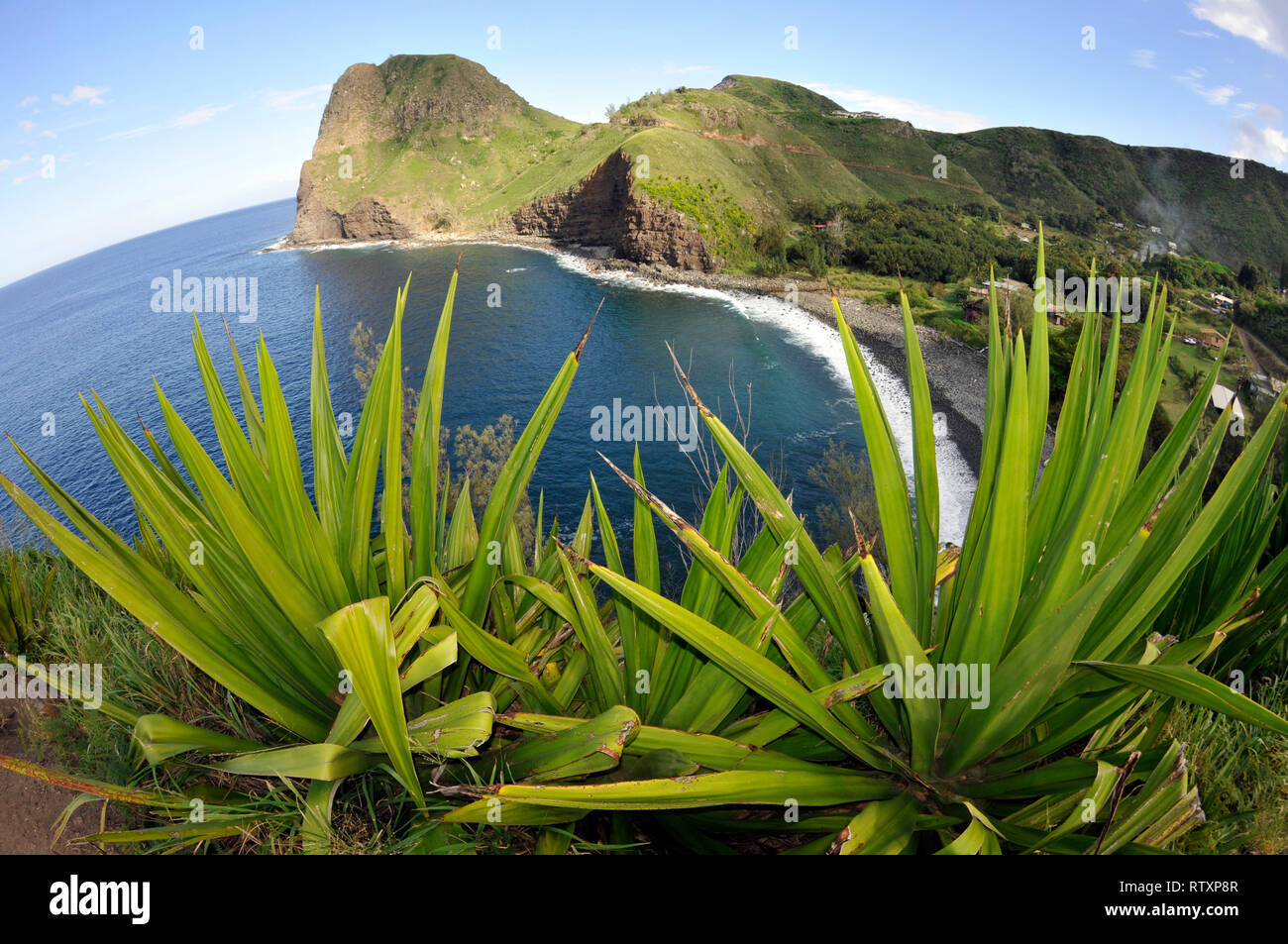 Vista dalla scogliera di Kahakuloa Bay e la spiaggia, Maui, Hawaii, STATI UNITI D'AMERICA Foto Stock