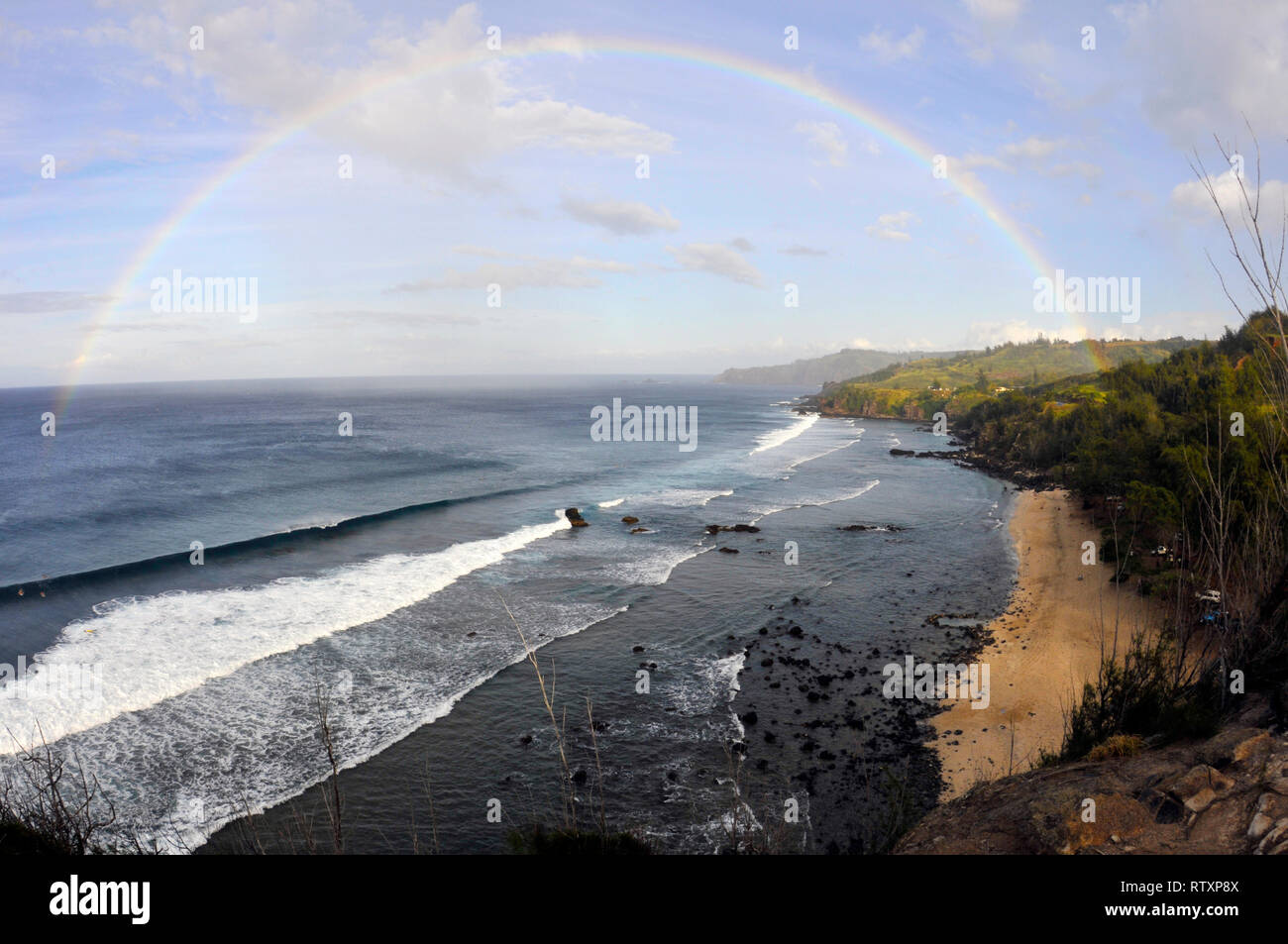 Rainbow su Honokohau Bay, Maui, Hawaii, STATI UNITI D'AMERICA Foto Stock