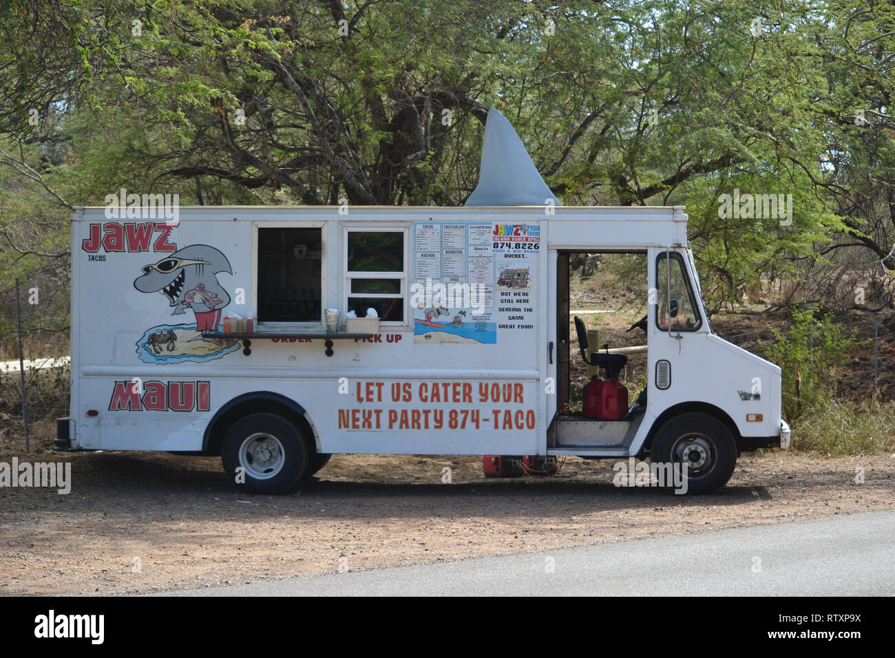 Carrello alimentari 'Jawz' con una pinna di squalo in cima, Maui, Hawaii, STATI UNITI D'AMERICA Foto Stock