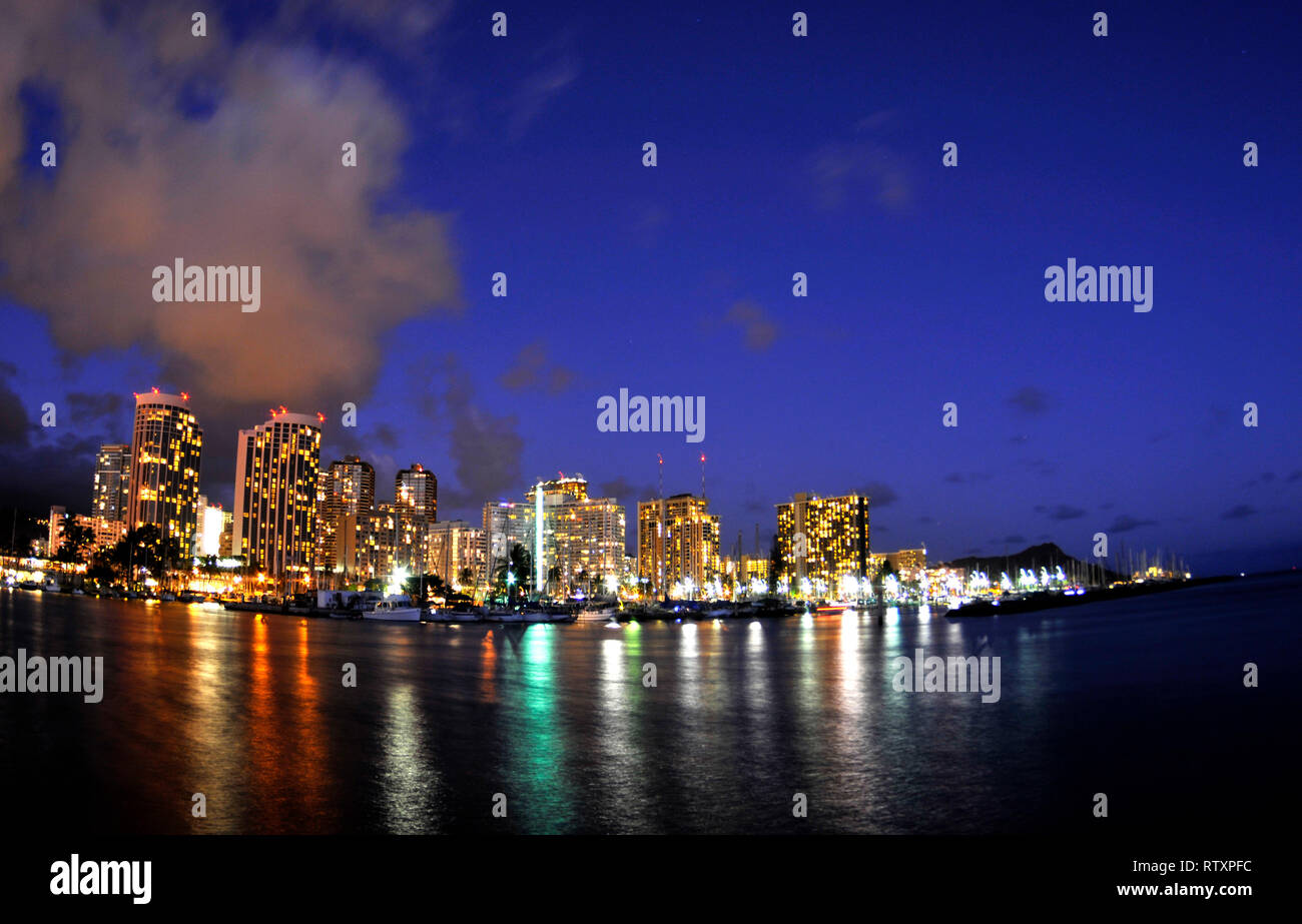 Waikiki città al crepuscolo, Honolulu Oahu, Hawaii, STATI UNITI D'AMERICA Foto Stock