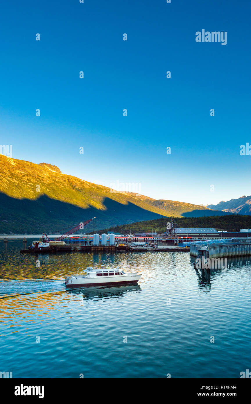 Settembre 15, 2018 - Skagway, Alaska: Fjordlands Express commuter e catamarano turistico entra in traghetto dal porto di ingresso Taiya nelle prime ore del mattino. Foto Stock