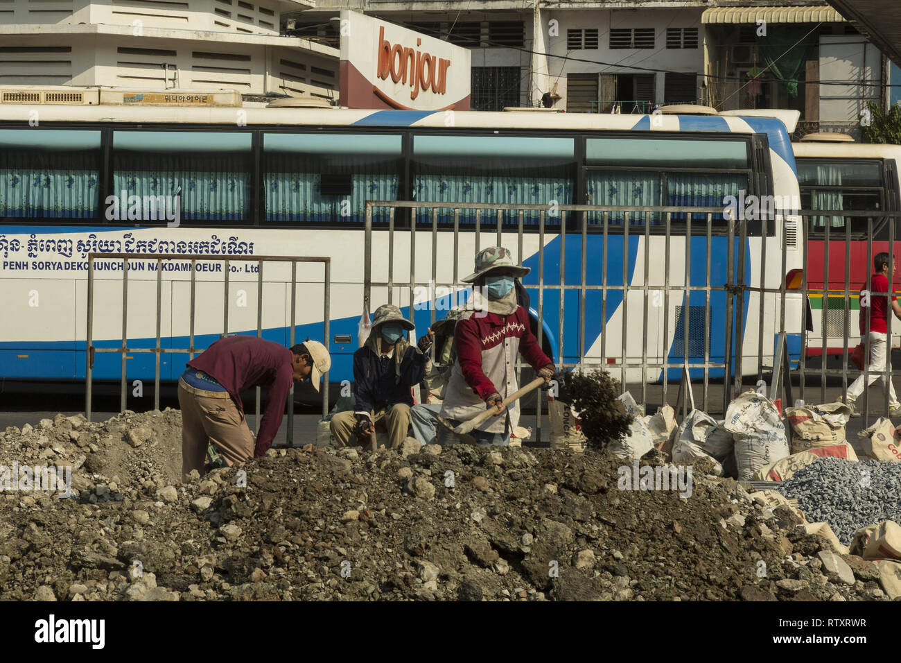 Lavoratori riparazione road in Phnom Penh Cambogia Foto Stock