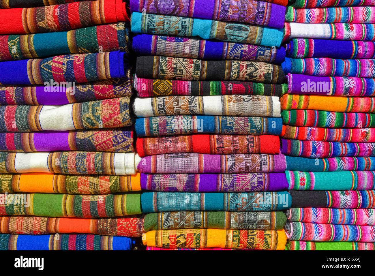 Un mucchio di coloratissimi robusto tessile peruviano e tessuti. Foto Stock