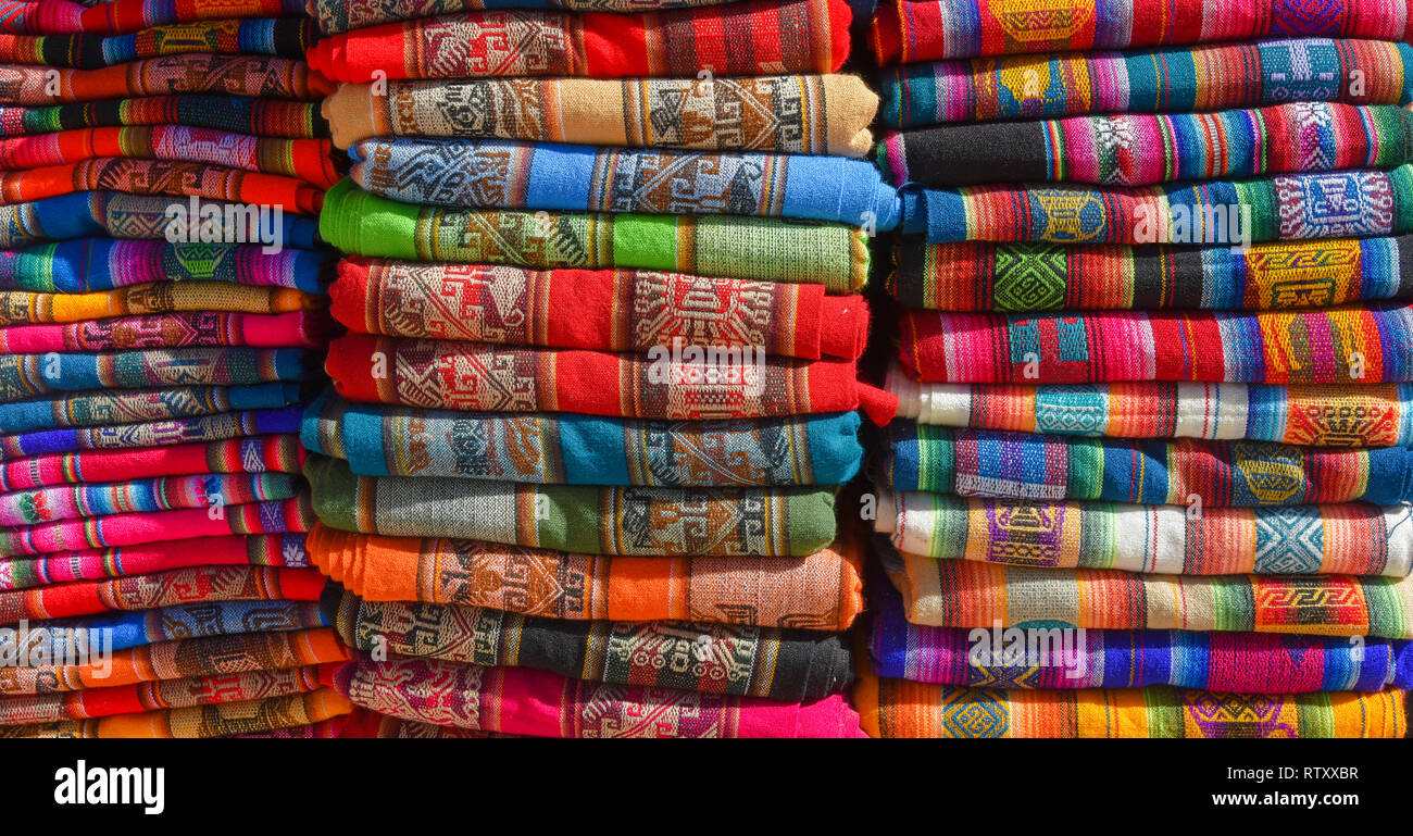 Un mucchio di coloratissimi robusto tessile peruviano e tessuti. Foto Stock