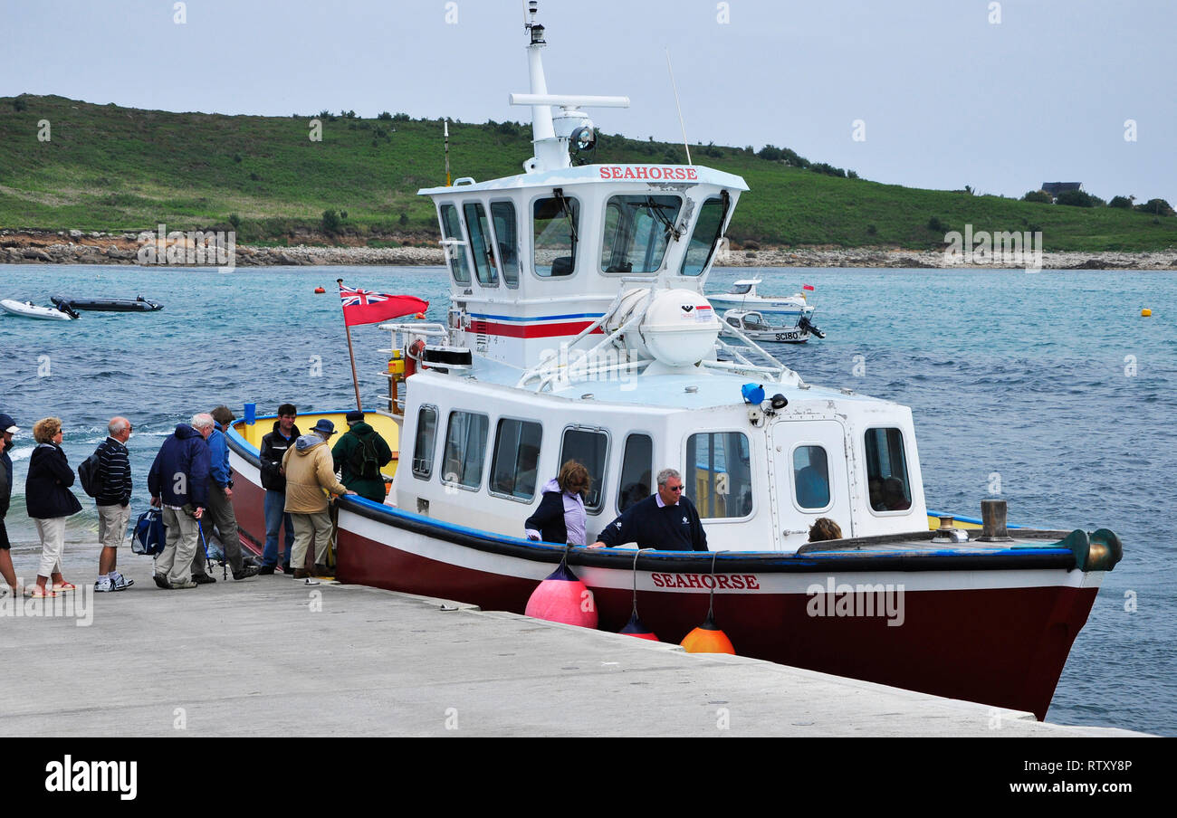 Visitatori imbarcarsi su Seahorse per tornare alla St Marys da Agnese nelle isole Scilly dopo una giornata di camminate intorno all'isola.Cornwall, England, Regno Unito Foto Stock