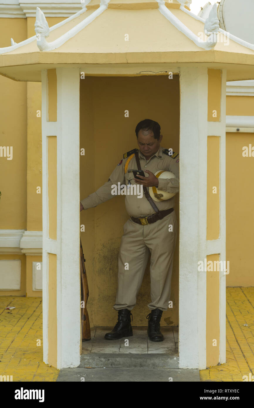 Guardia al Palazzo Reale di Phnom Penh in Cambogia Foto Stock