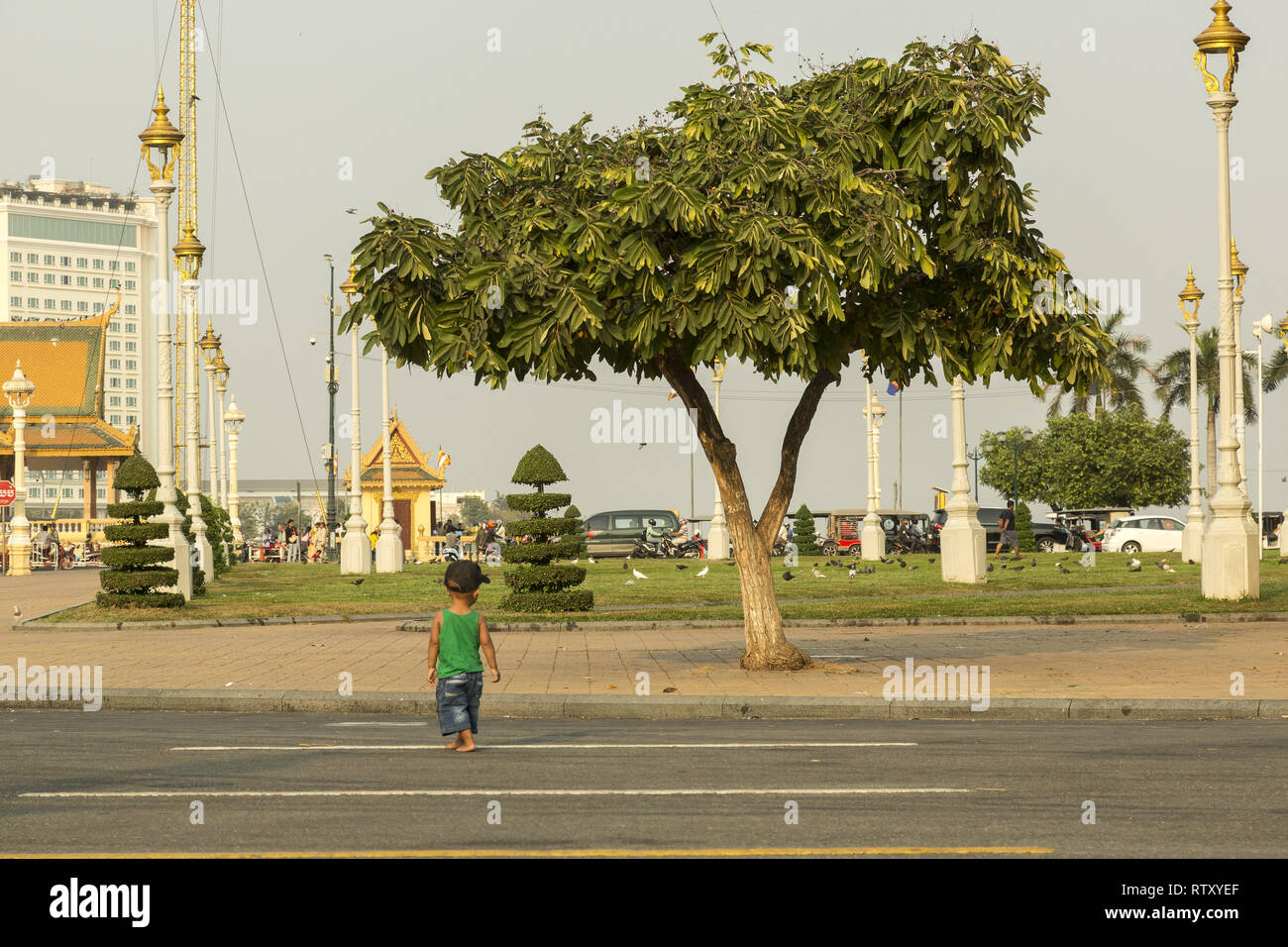 Kid da soli le passeggiate vicino al Palazzo Reale di Phnom Penh Foto Stock