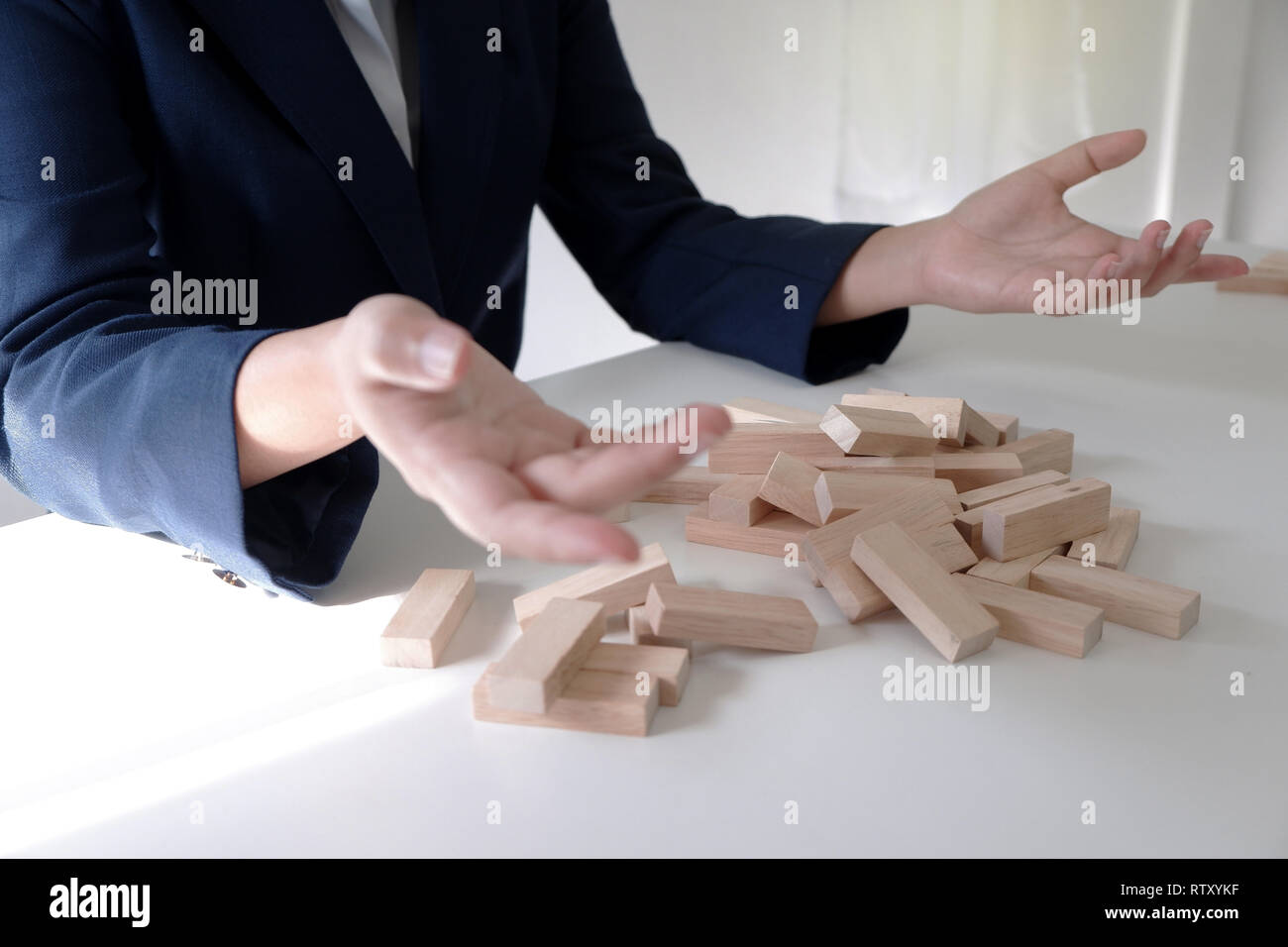 Rischio di pianificazione e strategia nel gioco d'azzardo imprenditore fallimento dei blocchi di legno stag. Il concetto di business per la crescita e il successo processo. Foto Stock