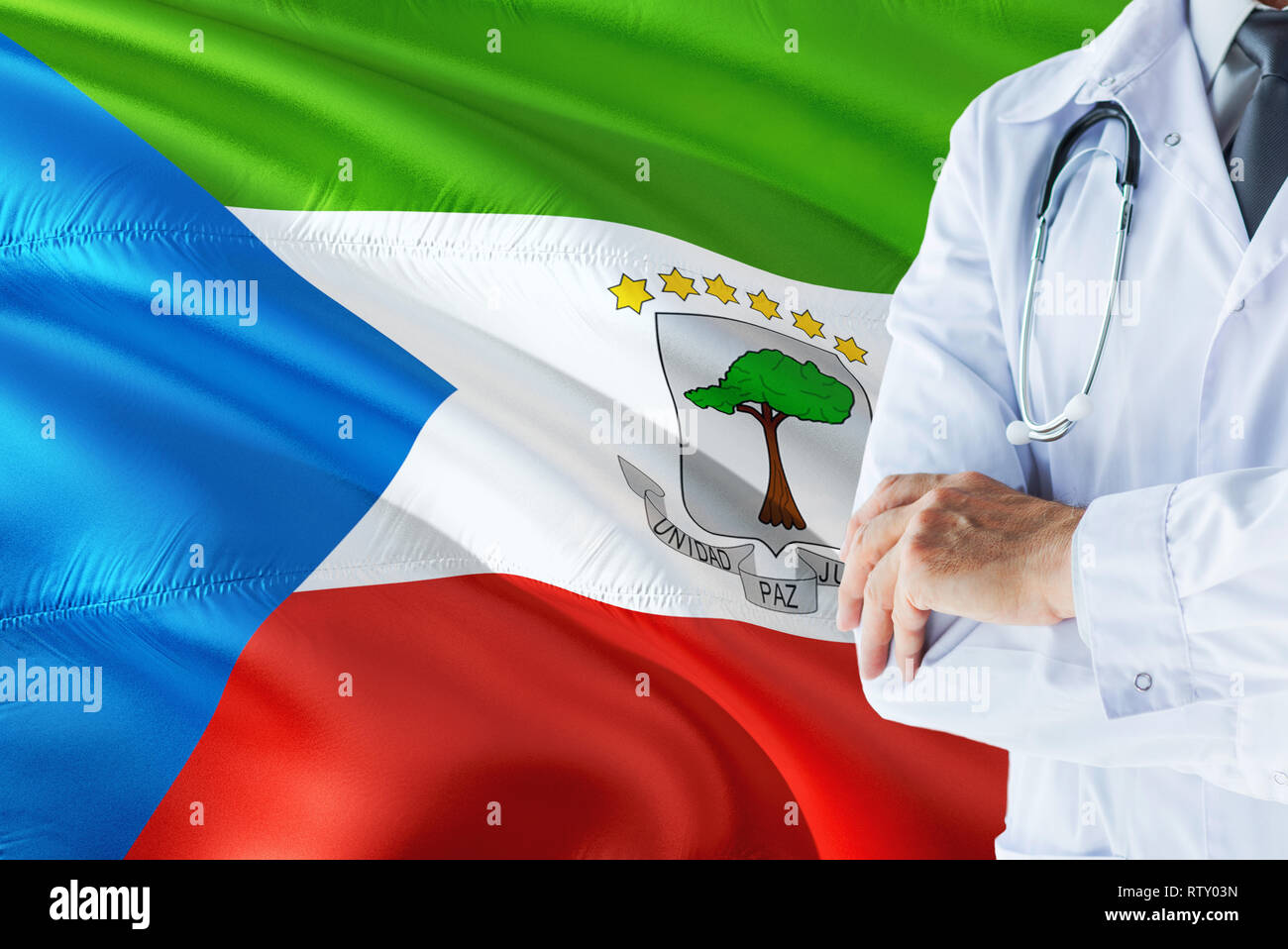 Dottore in piedi con uno stetoscopio sulla Guinea equatoriale bandiera dello sfondo. Sistema sanitario nazionale concetto, tema medico. Foto Stock