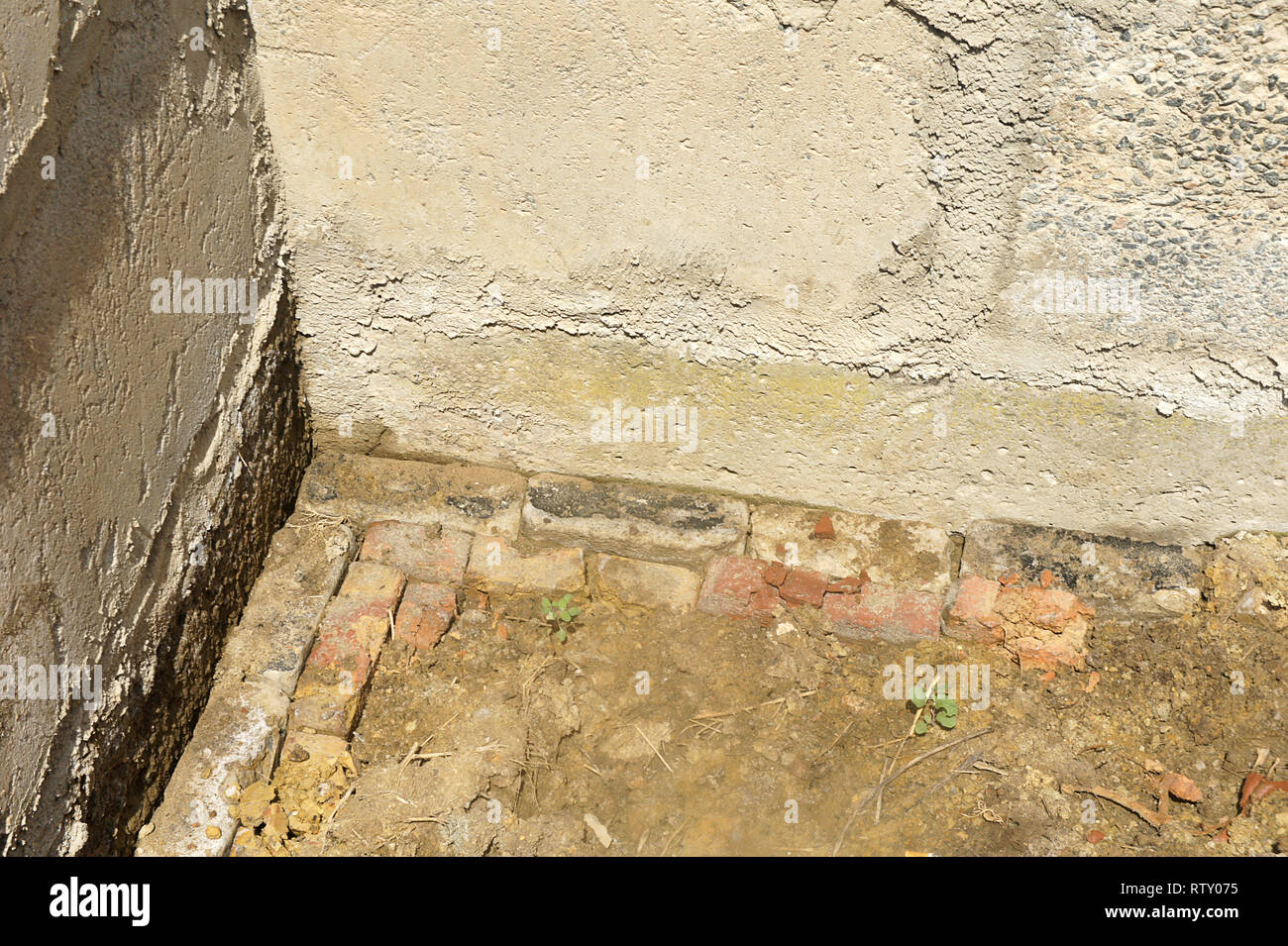 Inizio dei lavori di costruzione, foundation. seminterrato sporco parete grezza Foto Stock