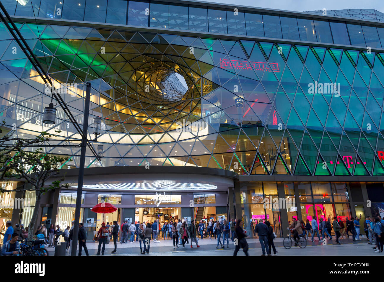 Porta principale di accesso in MyZeil, un moderno centro commerciale per lo shopping nel centro di Francoforte, progettato dall'architetto italiano Mas Foto Stock