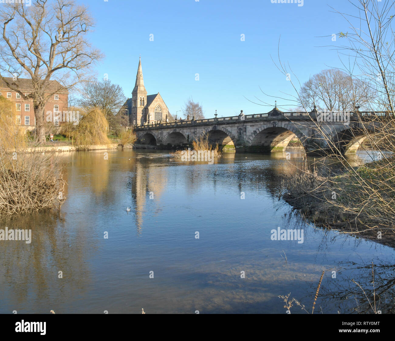 L'inglese ponte sopra il fiume Severn a Shrewsbury, Shropshire che mostra dettagli riflettenti in acqua Foto Stock