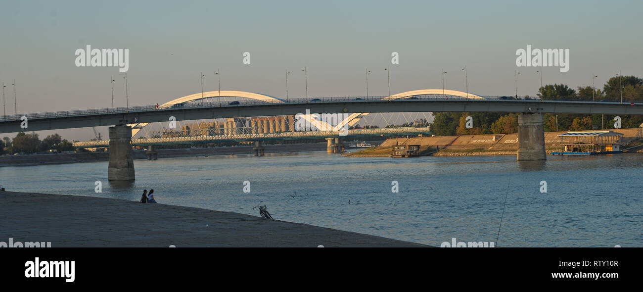Vista su due ponti sul Danubio a Novi Sad Serbia Foto Stock
