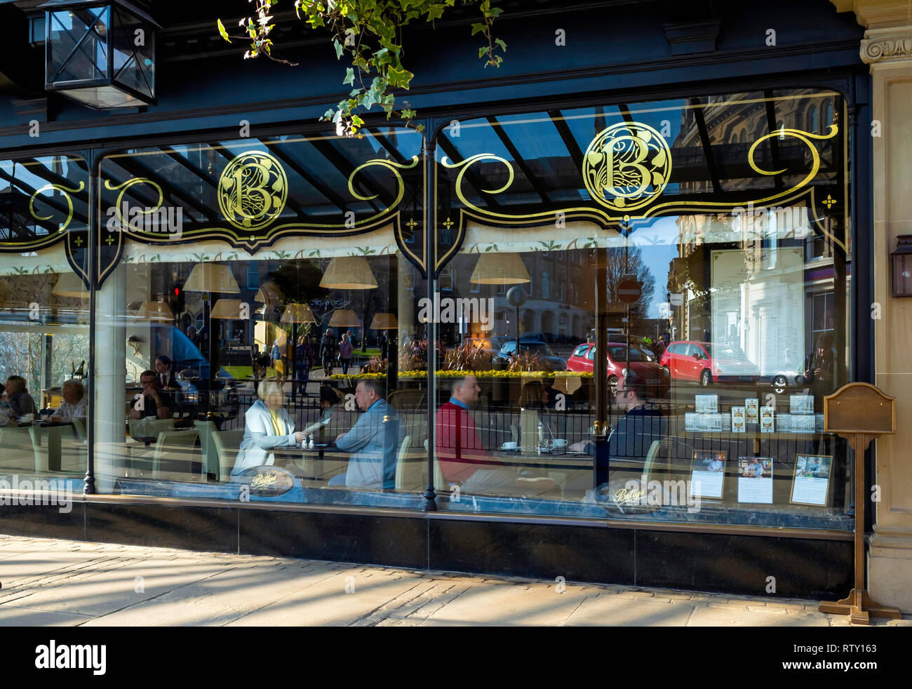 Esterno di Betty's famosa caffetteria sala da tè in Harrogate North Yorkshire con i commensali in thw finestra avente il caffè del mattino Foto Stock