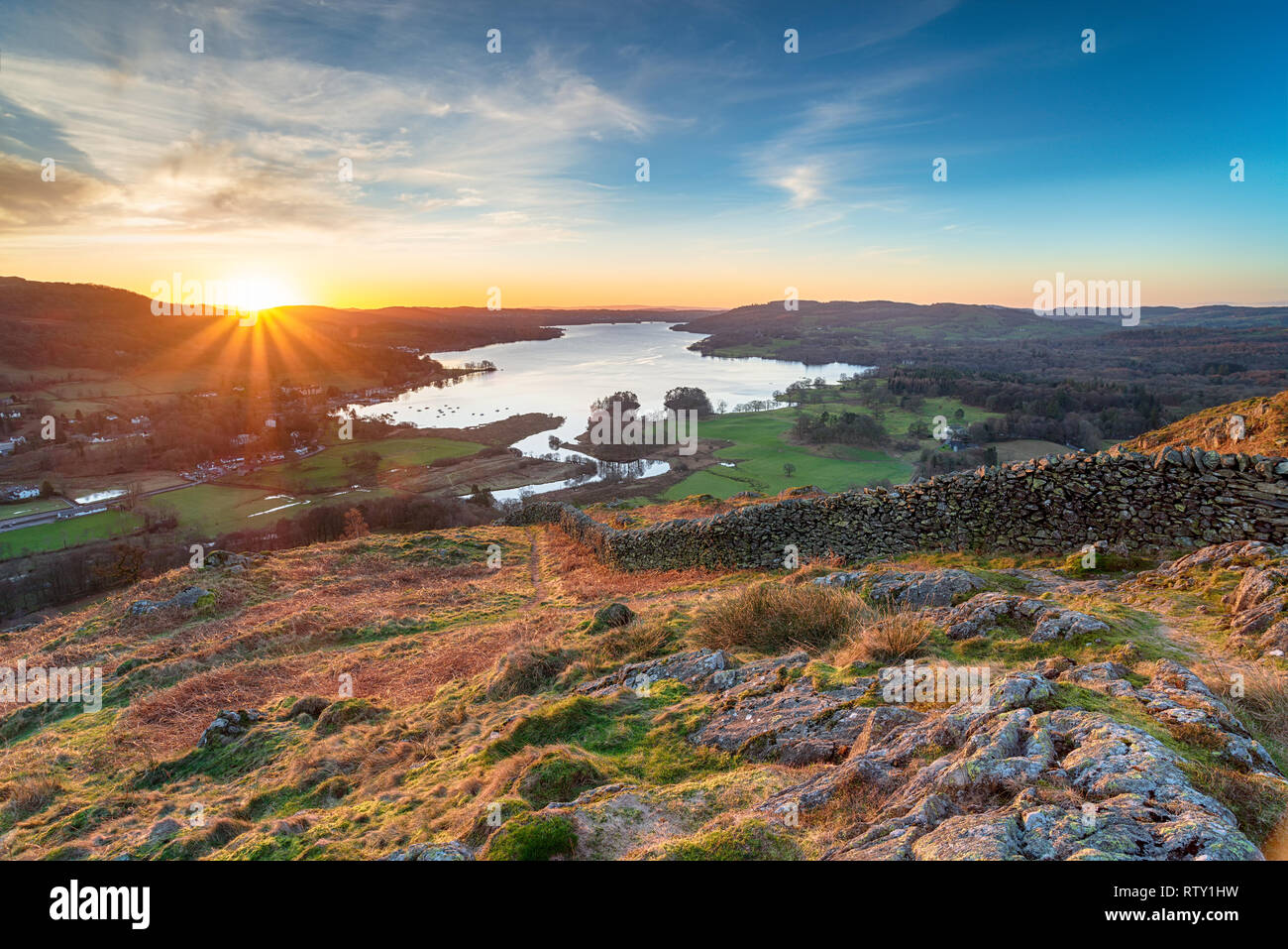 Sunrise da Loughrigg cadde e affacciato sul lago di Windermere Foto Stock
