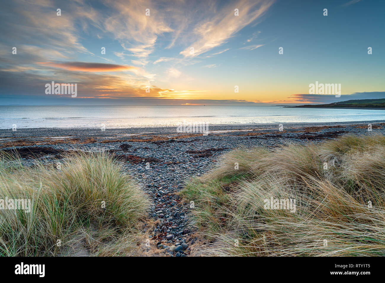 Bellissima alba al New England Bay nelle vicinanze Ardwell sul Galloway costa della Scozia Foto Stock