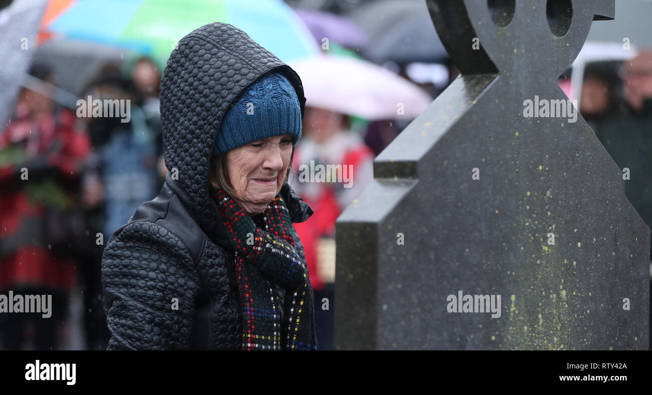 Maria Merriitt, che ha trascorso 14 anni in High Park Maddalena Servizio lavanderia, durante una fiori per Magdalenes evento commemorativo presso il cimitero di Glasnevin a Dublino. Foto Stock