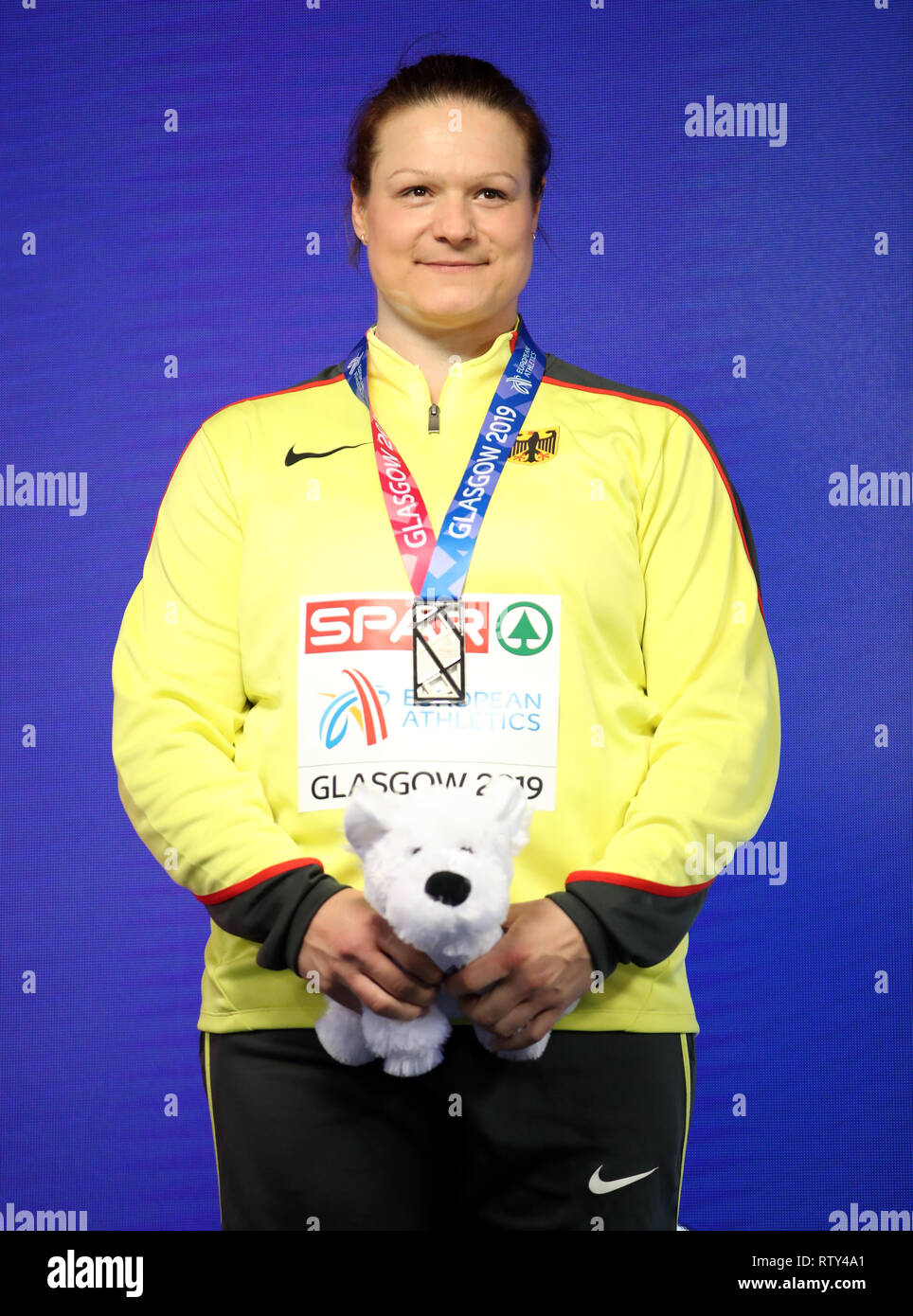 La Germania Christina Schwanitz pone con la sua medaglia d argento da donne del colpo messo durante il giorno tre Europei Indoor di Atletica a Emirates Arena, Glasgow. Foto Stock