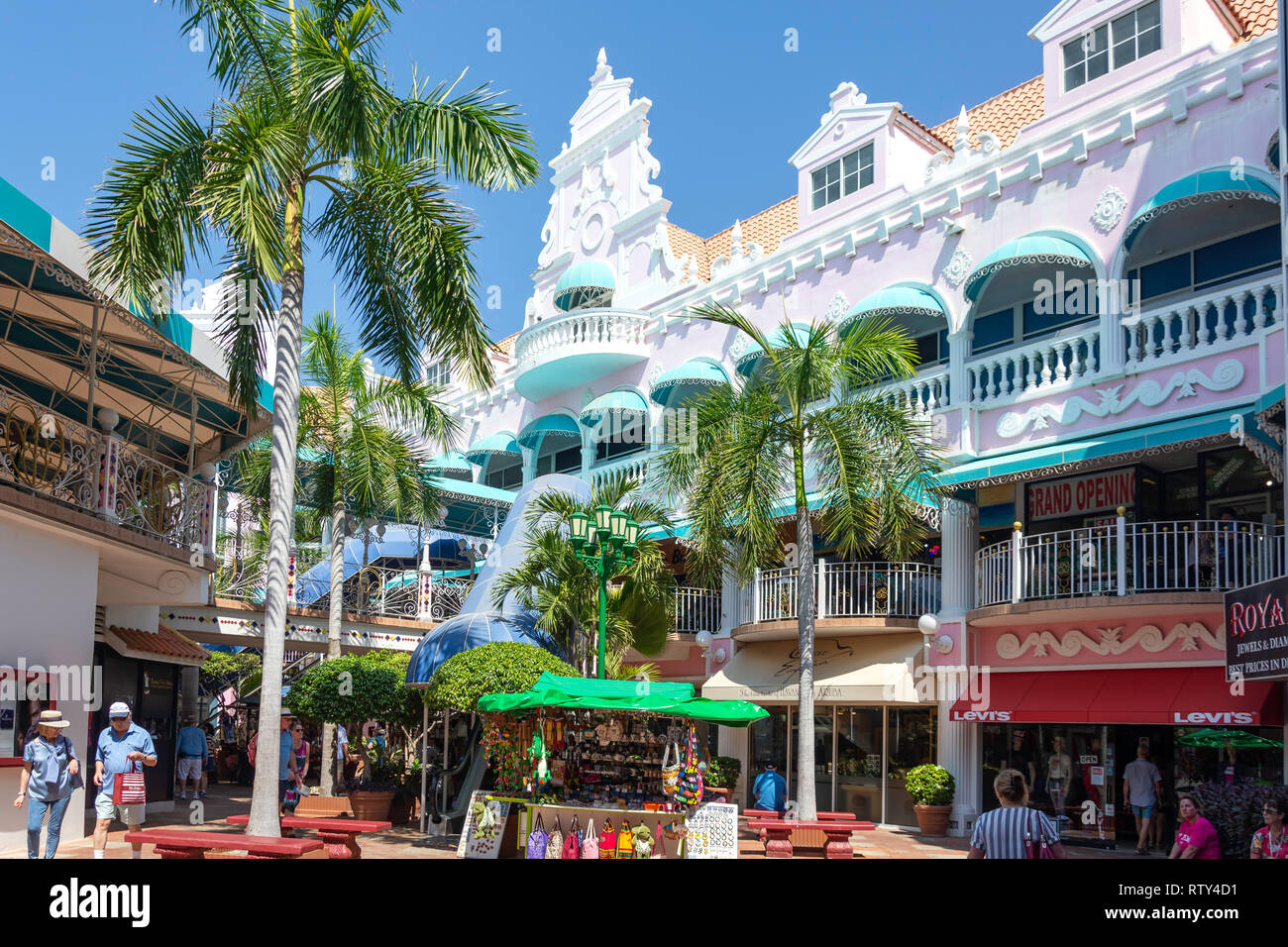 Il cortile al Royal Plaza Shopping Center, Lloyd G. Smith Boulevard, Oranjestad, Aruba, Isole ABC, Leeward Antilles, dei Caraibi Foto Stock