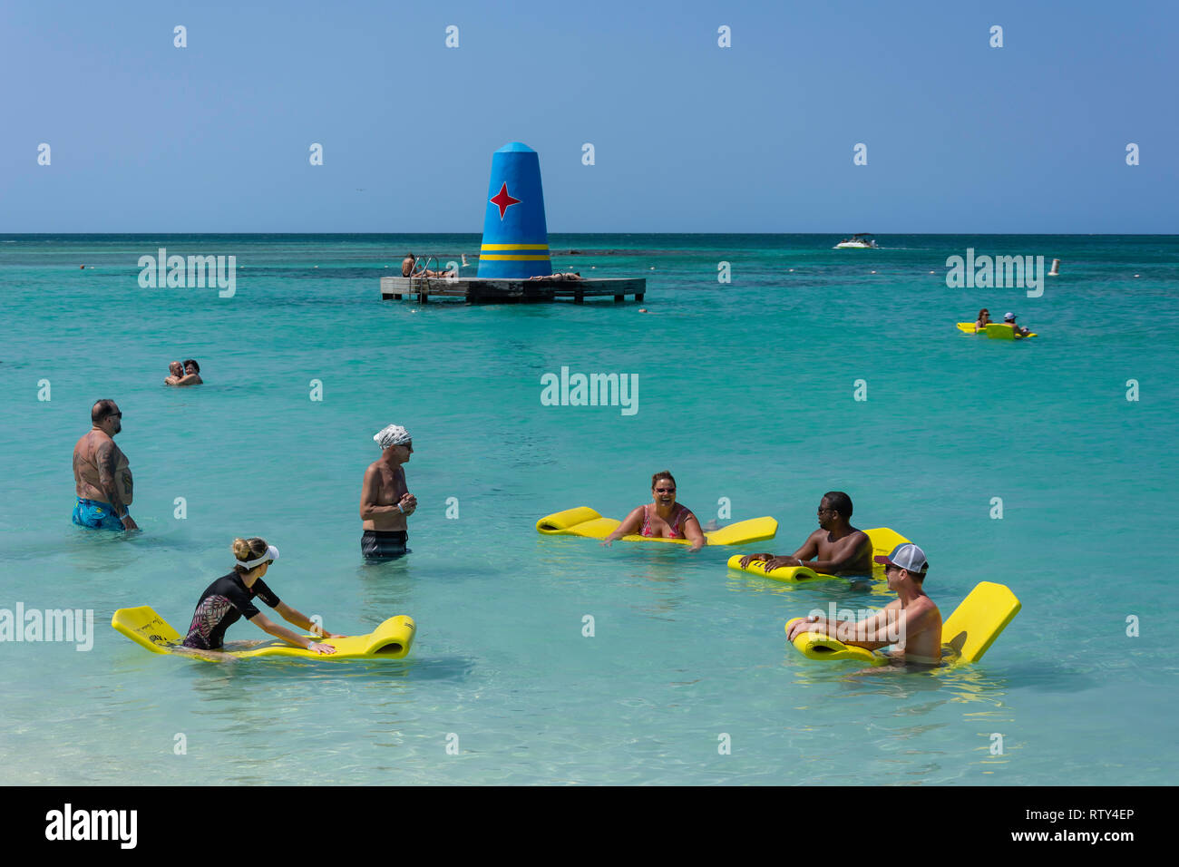 Gruppo in mare, Palm Beach (Hotel Riu Palace), Noord District, Aruba, Isole ABC, Leeward Antilles, dei Caraibi Foto Stock