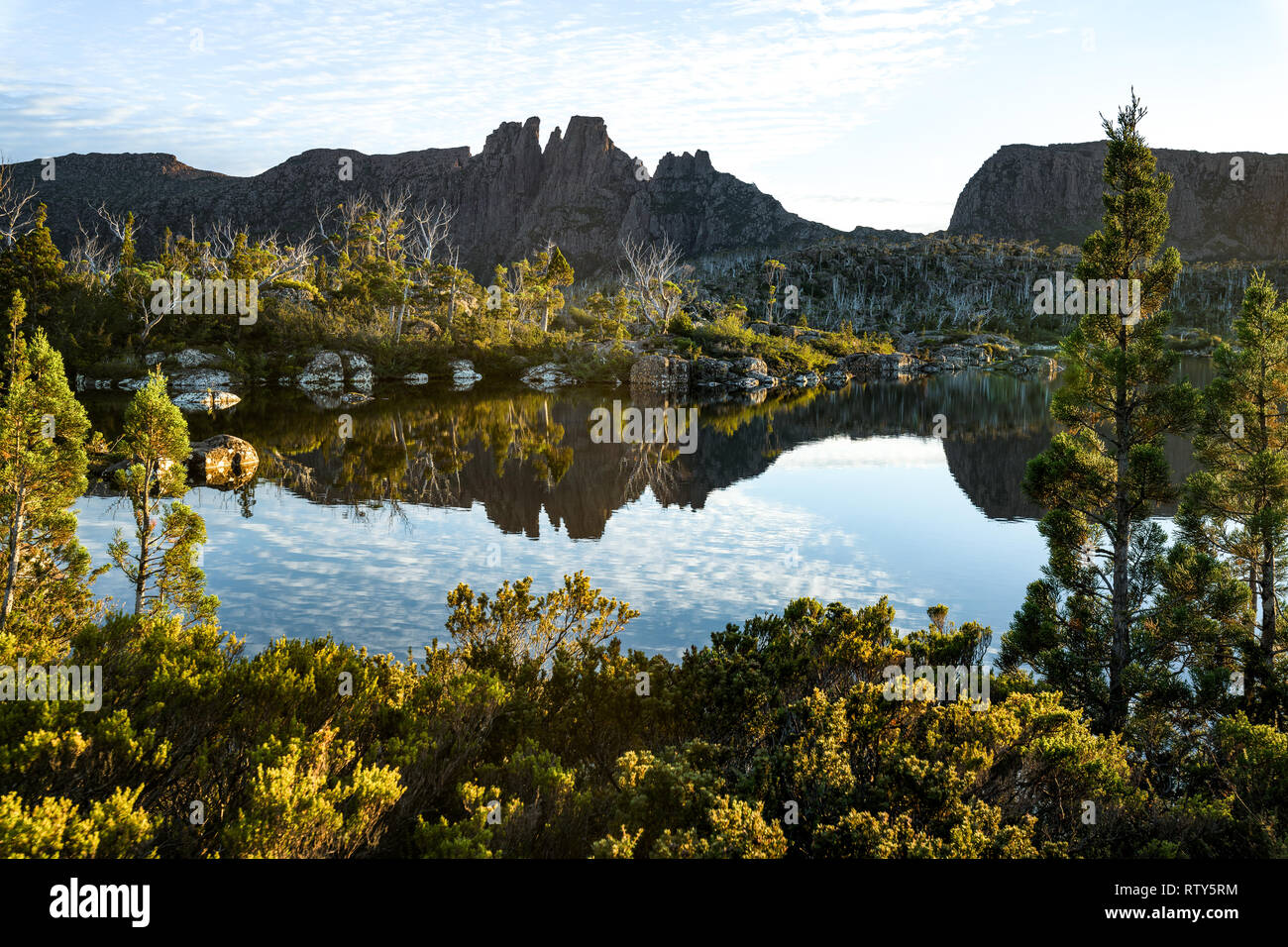 Alba sul lago Elysia, Mount Geryon e l'Acropoli in Cradle Mountain-Lake St Clair National Park, la Tasmania Foto Stock
