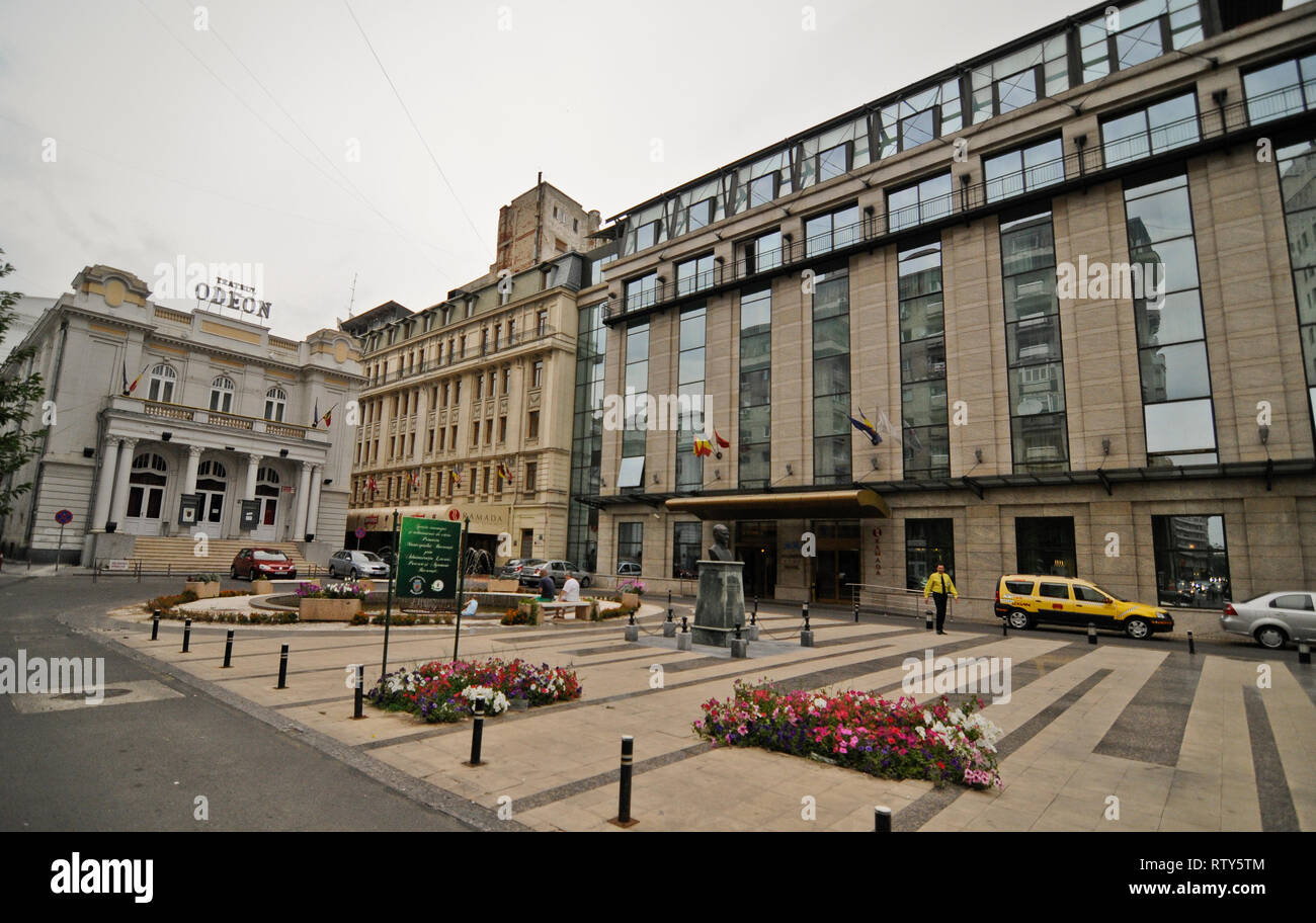 Teatro Odeon e maestoso Hotel, Bucarest, Romania Foto Stock