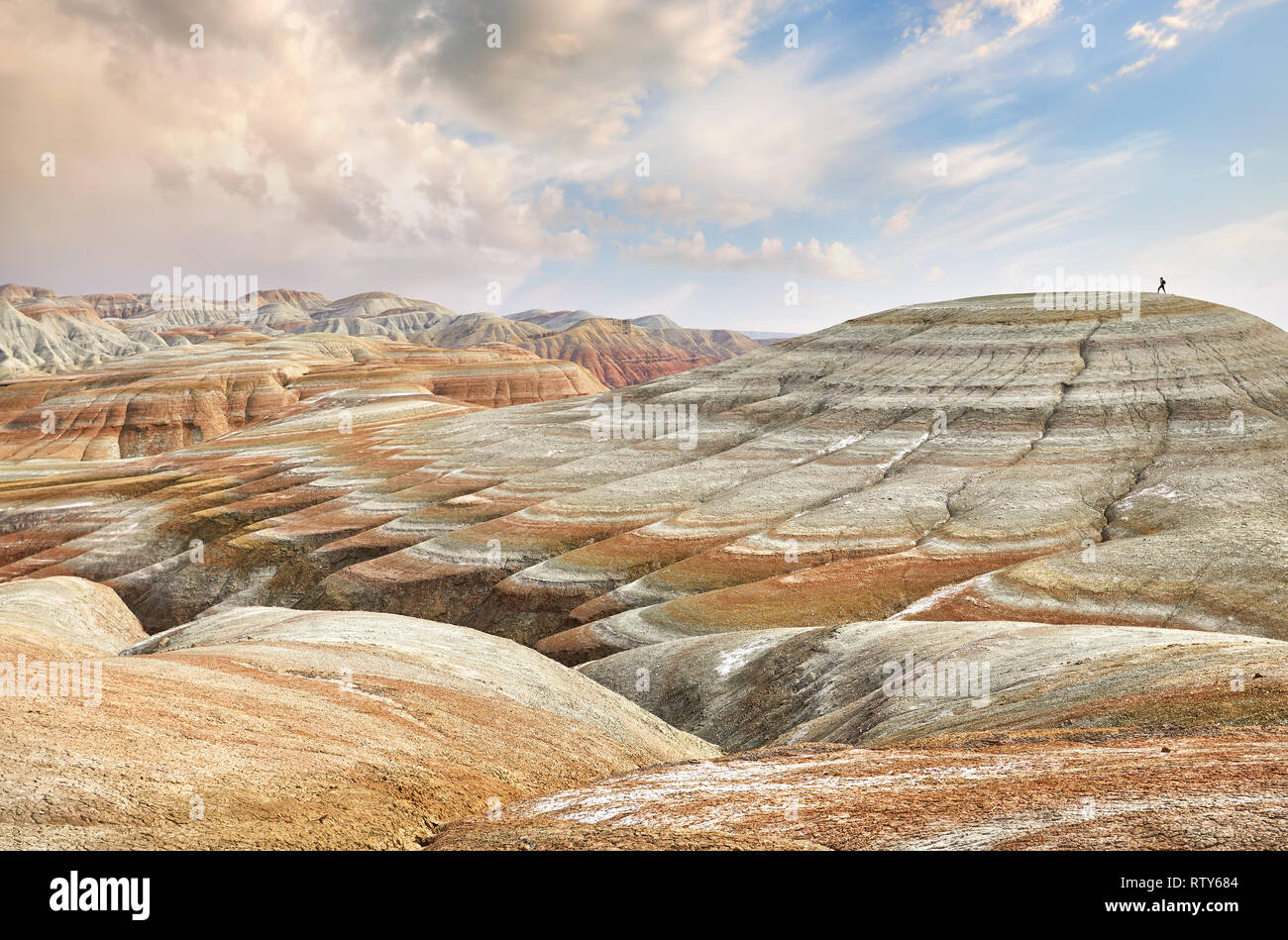 Piccole passeggiate turistiche sul giallo surreale montagne del Parco Deserto Altyn Emel in Kazakistan Foto Stock