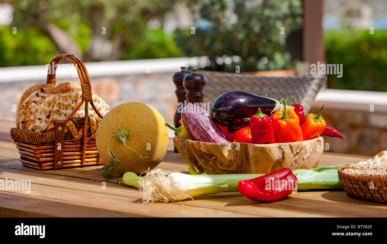 Frutta e verdura e pane sulla tavola nel giardino estivo Foto Stock