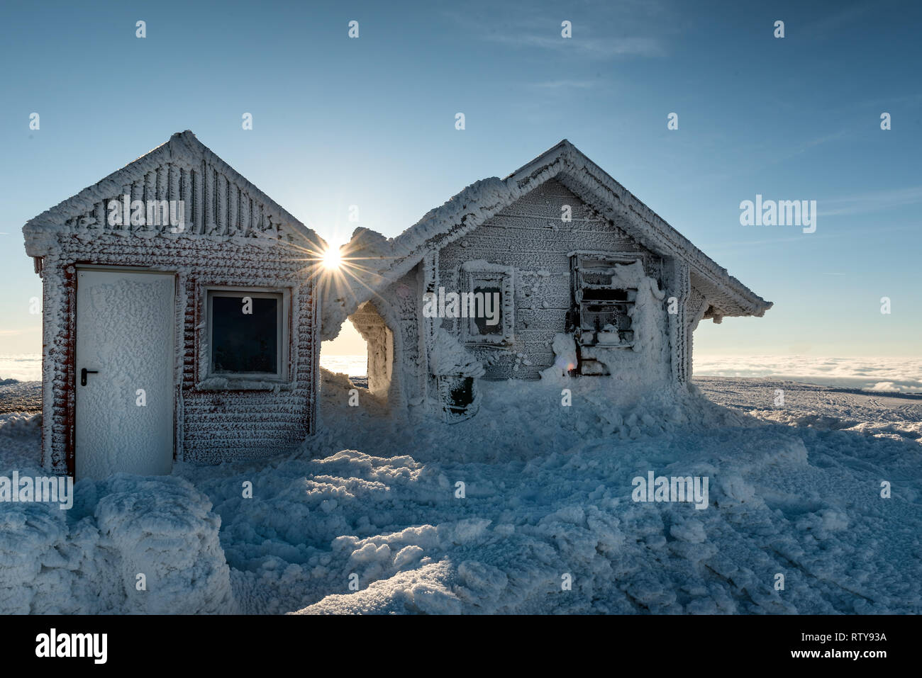 Congelati cottage di montagna e nevoso inverno, mountain Kopaonik, Serbia Foto Stock