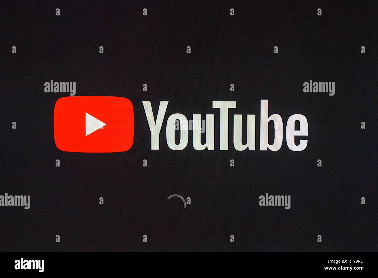 03.03.2019. RIGA, Lettonia. Il logo Youtube sullo schermo del televisore. YouTube è un americano di video-sito di condivisione. Foto Stock