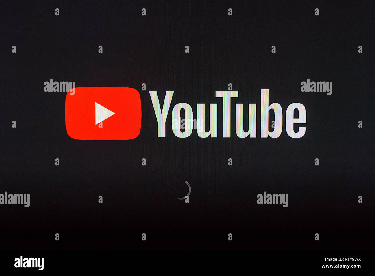 03.03.2019. RIGA, Lettonia. Il logo Youtube sullo schermo del televisore. YouTube è un americano di video-sito di condivisione. Foto Stock