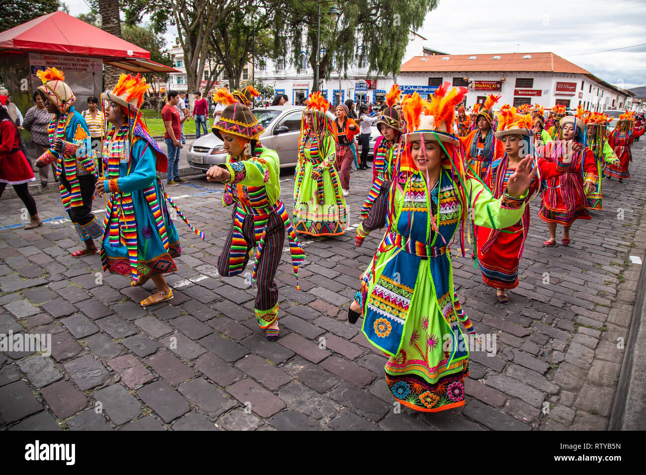 Ibarra, Ecuador, 1 Gennaio 2019: un gruppo di ballerini festeggiare il nuovo anno con i tradizionali costumi e danze di highlands ecuadoriana Foto Stock