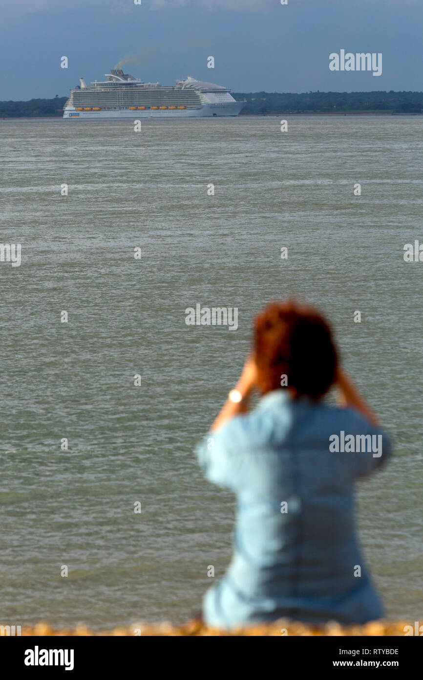 L'inquinamento,Crociera, Il Solent, Cowes, Isle of Wight, England, Regno Unito Foto Stock