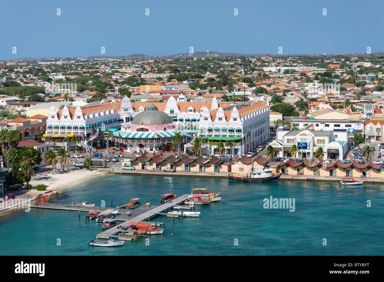 Città e la vista del porto dalla nave da crociera, Oranjestad, Aruba, Isole ABC, Leeward Antilles, dei Caraibi Foto Stock
