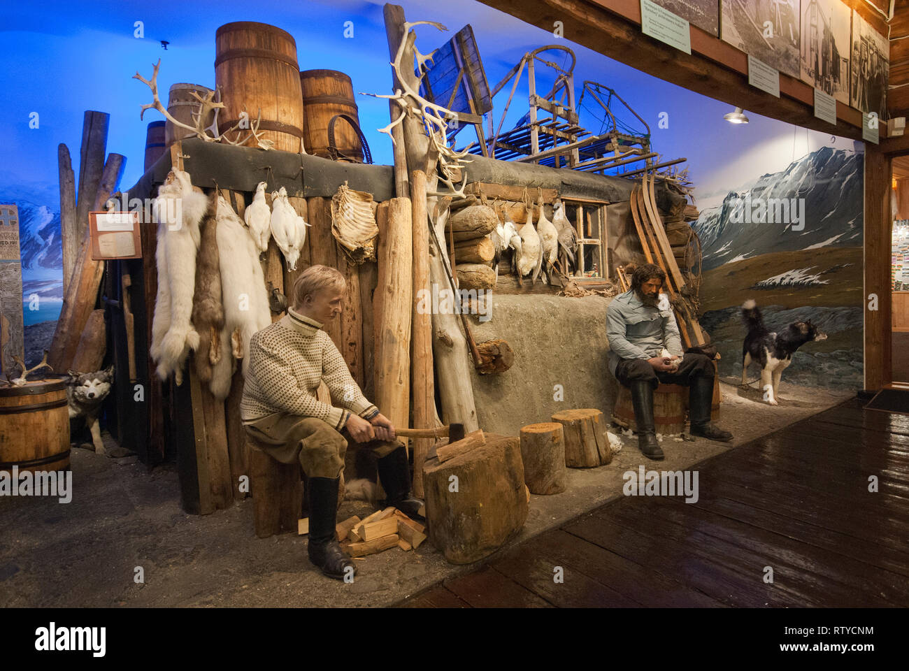 La ricostruzione di un cacciatore di animali da pelliccia's cabin, museo polare (Polarmuseet) in Tromso, Troms County, Norvegia Foto Stock